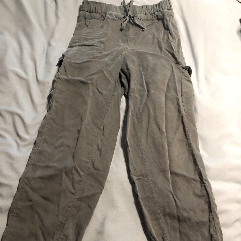 Lululemon light weight cargo pant